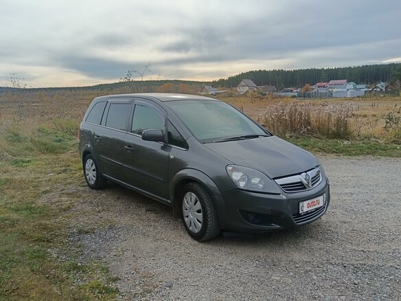 2011 Opel Zafira B Рестайлинг, серый, 570000 рублей - вид 1
