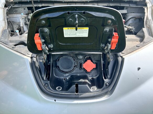 2013 Nissan Leaf (EM57) I (ZE0/AZE0), серый, 820000 рублей - вид 12