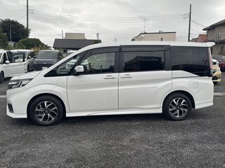 2017 Honda Stepwgn Spada V Рестайлинг, белый, 1700600 рублей, вид 4