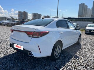 2021 Kia Rio IV Рестайлинг, белый, 970000 рублей, вид 4