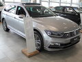 2017 Volkswagen Passat, серебристый - вид 2
