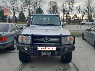 2012 Toyota Land Cruiser 76 70 Series Рестайлинг 1, серебристый, 4600000 рублей, вид 2