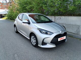 2020 Toyota Yaris IV, серебристый, 970000 рублей, вид 1