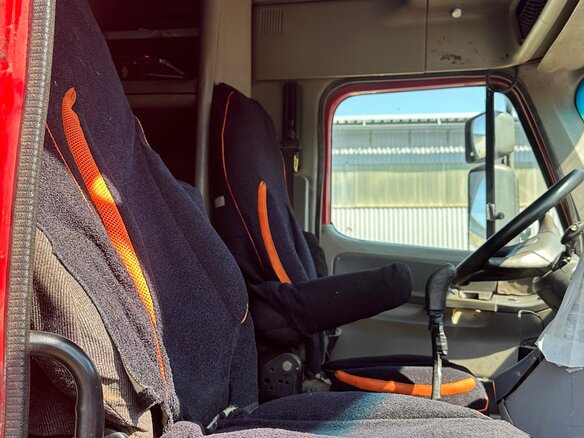 2003 Freightliner Columbia, красный, 1400000 рублей - вид 1