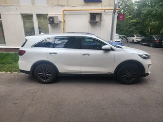 2018 Kia Sorento III Prime Рестайлинг, белый, 2500000 рублей, вид 3
