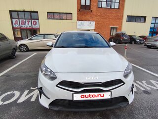 2022 Kia Ceed III Рестайлинг, белый, 1690000 рублей, вид 2