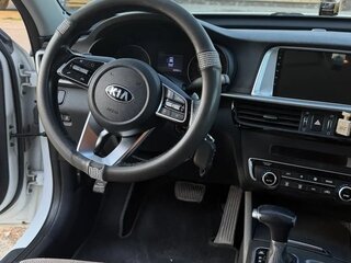 2019 Kia Optima IV Рестайлинг, белый, 1900000 рублей, вид 4