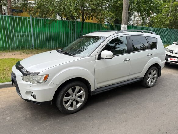 2011 Mitsubishi Outlander II Рестайлинг, белый, 1200000 рублей