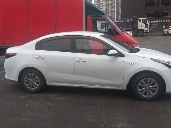 2021 Kia Rio IV Рестайлинг, белый, 1150000 рублей - вид 1