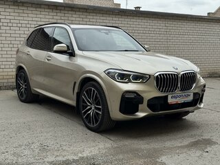 2019 BMW X5 50i IV (G05/G18), бежевый, 5500000 рублей, вид 3
