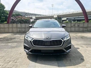 2022 Skoda Octavia IV (A8), серый, 2400000 рублей, вид 2