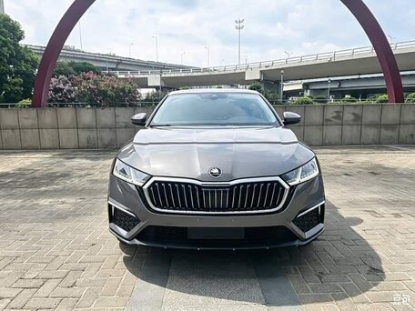2022 Skoda Octavia IV (A8), серый, 2400000 рублей, вид 2
