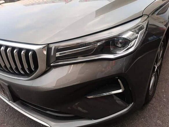 2026 Geely Emgrand III, серебристый - вид 4