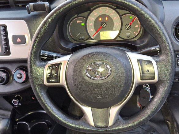 2016 Toyota Vitz III (XP130) Рестайлинг, коричневый, 720000 рублей - вид 6
