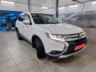 2017 Mitsubishi Outlander III Рестайлинг 2, белый, 1900000 рублей, вид 4