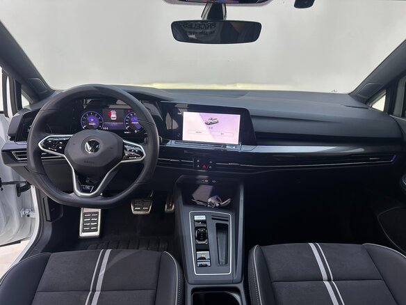 2022 Volkswagen Golf VIII, белый, 1972000 рублей - вид 7