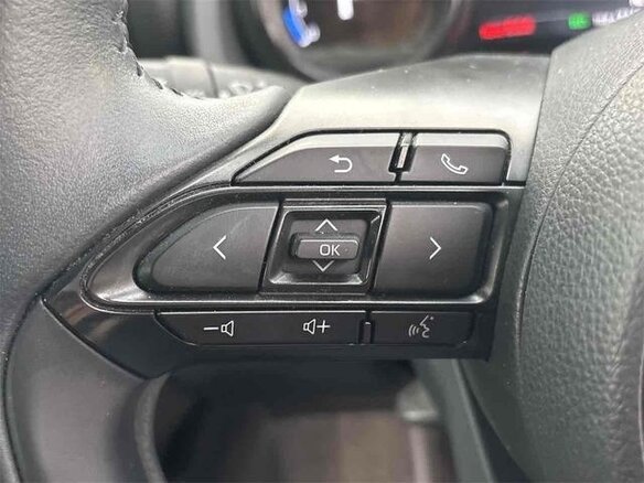 2021 Toyota Yaris IV, серебристый, 980000 рублей - вид 7