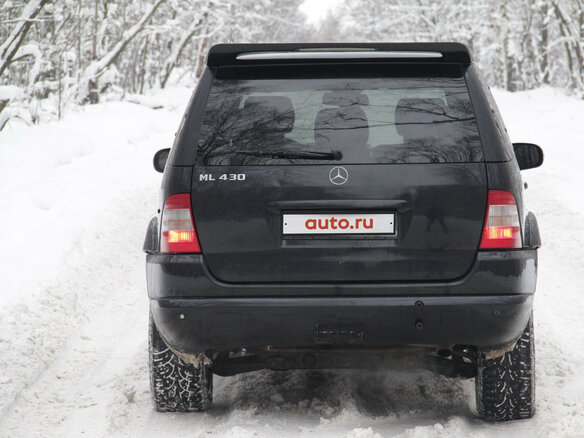 2001 Mercedes-Benz M-Класс 430 I (W163), чёрный - вид 2