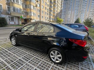 2013 Hyundai Solaris I, чёрный, 700000 рублей, вид 3
