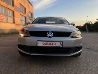 2014 Volkswagen Jetta VI Рестайлинг, серебристый, 1350000 рублей, вид 2