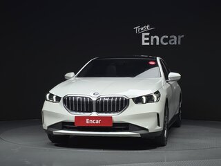 2024 BMW 5 серии 520i VIII (G60/G61/G68), белый, 5983000 рублей, вид 2