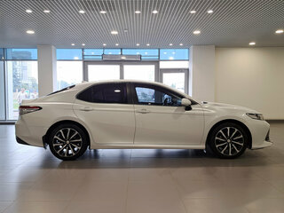 2020 Toyota Camry VIII (XV70), белый, 2445000 рублей, вид 4