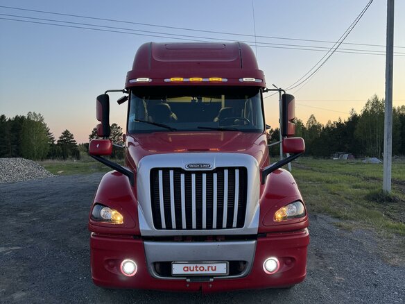 2003 Freightliner Columbia, красный, 2800000 рублей - вид 2