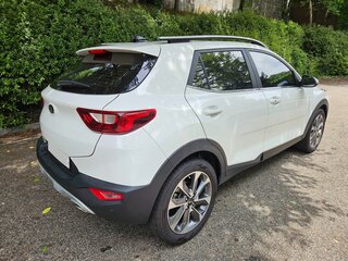 2020 Kia Stonic I, белый, 1201000 рублей, вид 4