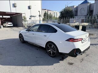2025 BMW 5 серии 530i xDrive VIII (G60/G61/G68), белый, 7400000 рублей, вид 5