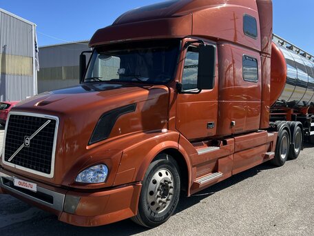 2010 Volvo VNL, оранжевый, 4300000 рублей, вид 1