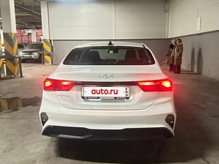 2021 Kia Forte III Рестайлинг, белый, 1900000 рублей, вид 4