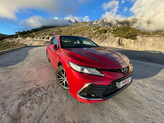 2021 Toyota Camry VIII (XV70) Рестайлинг, красный, 2767136 рублей, вид 3