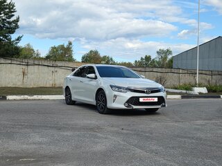 2017 Toyota Camry VII (XV50) Рестайлинг 2, белый, 2450000 рублей, вид 3