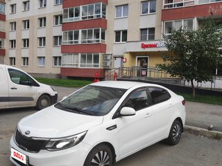 2015 Kia Rio III Рестайлинг, белый, 650000 рублей, вид 1