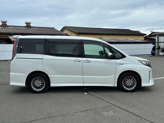 2021 Toyota Noah III (R80) Рестайлинг, белый, 1699000 рублей, вид 4