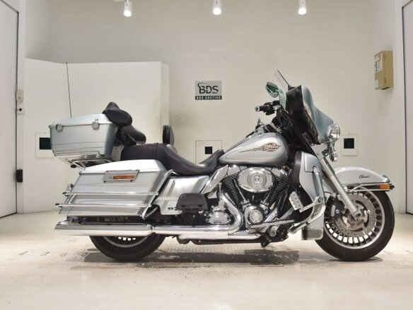 2011 Harley-Davidson Electra Glide, серебристый, 785000 рублей - вид 1