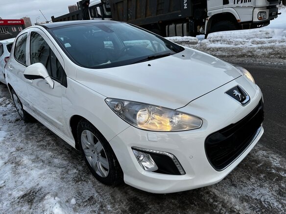 2011 Peugeot 308 I Рестайлинг, белый, 800000 рублей - вид 3