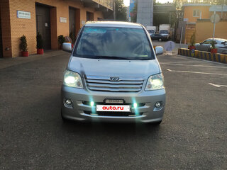 2002 Toyota Noah I (R60), серебристый, 900000 рублей, вид 1