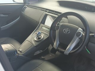 2011 Toyota Prius III Рестайлинг (XW30), белый, 980000 рублей, вид 4