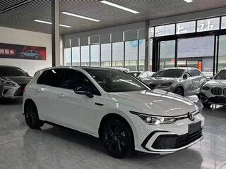2023 Volkswagen Golf VIII, белый, 1875600 рублей, вид 3