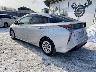 2017 Toyota Prius IV (XW50), серебристый, 1750000 рублей, вид 3
