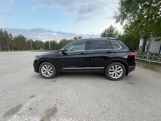 2017 Volkswagen Tiguan II, чёрный, 2300000 рублей, вид 2