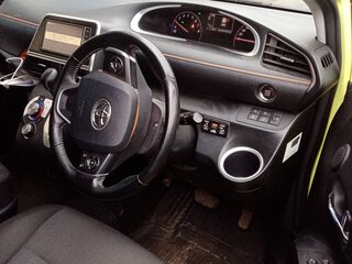 2018 Toyota Sienta II Рестайлинг, жёлтый, 1500000 рублей, вид 5