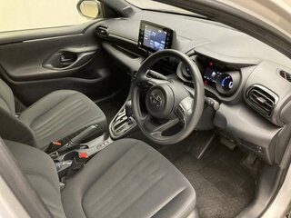 2020 Toyota Yaris IV, серебристый, 1450000 рублей, вид 5