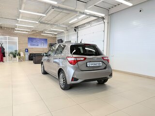 2017 Toyota Vitz III (XP130) Рестайлинг, серый, 1119000 рублей, вид 4