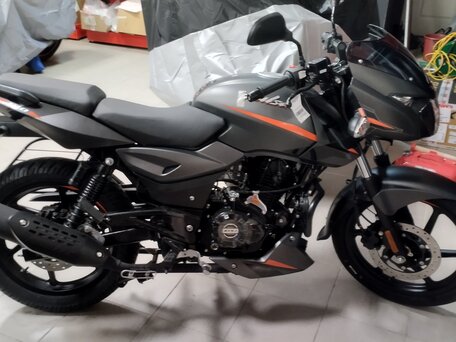 2024 Bajaj Pulsar 180, чёрный, 180000 рублей, вид 1