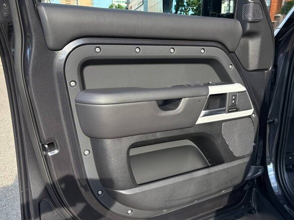 2023 Land Rover Defender 110 II, серый, 12500000 рублей - вид 14