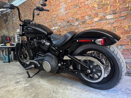2020 Harley-Davidson Street Bob, чёрный, 1050000 рублей, вид 4