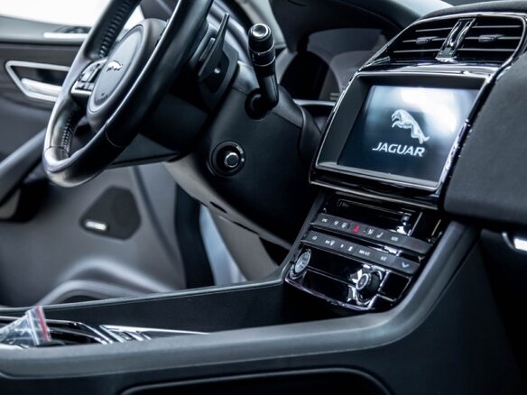 2016 Jaguar F-Pace I, белый, 2390000 рублей - вид 6
