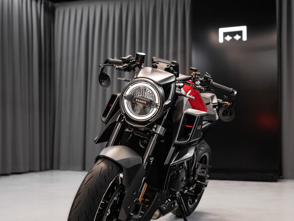 2022 KTM 1290 Super Duke R, красный - вид 4